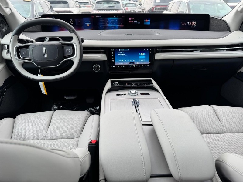Lincoln Navigator L Vehicle Full-screen Gallery Image 09
