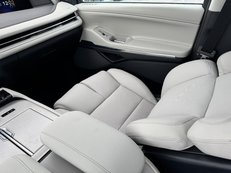 Lincoln Navigator L Vehicle Full-screen Gallery Image 11