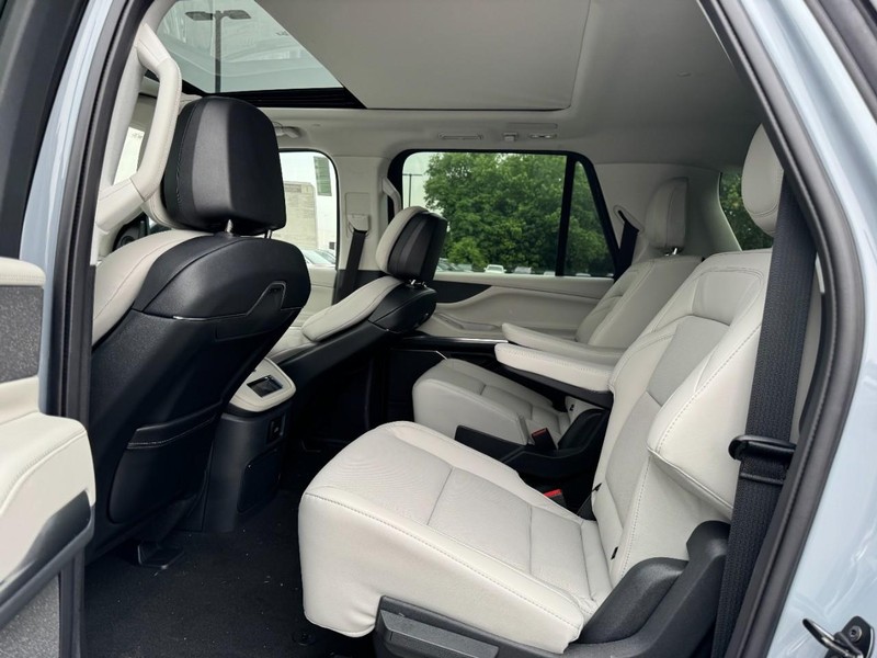 Lincoln Navigator L Vehicle Full-screen Gallery Image 12