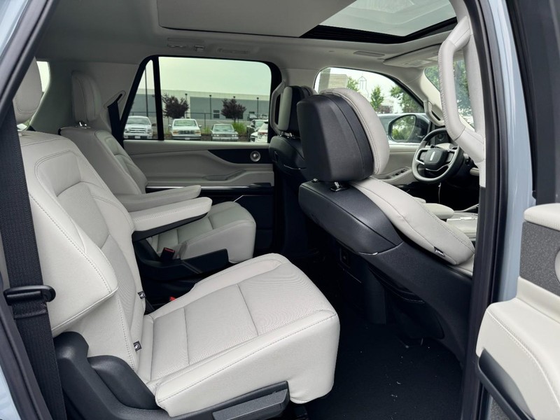 Lincoln Navigator L Vehicle Full-screen Gallery Image 13