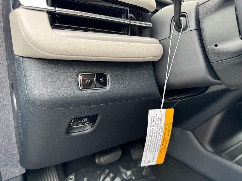 Lincoln Navigator L Vehicle Full-screen Gallery Image 14