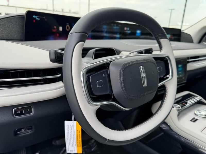 Lincoln Navigator L Vehicle Full-screen Gallery Image 15