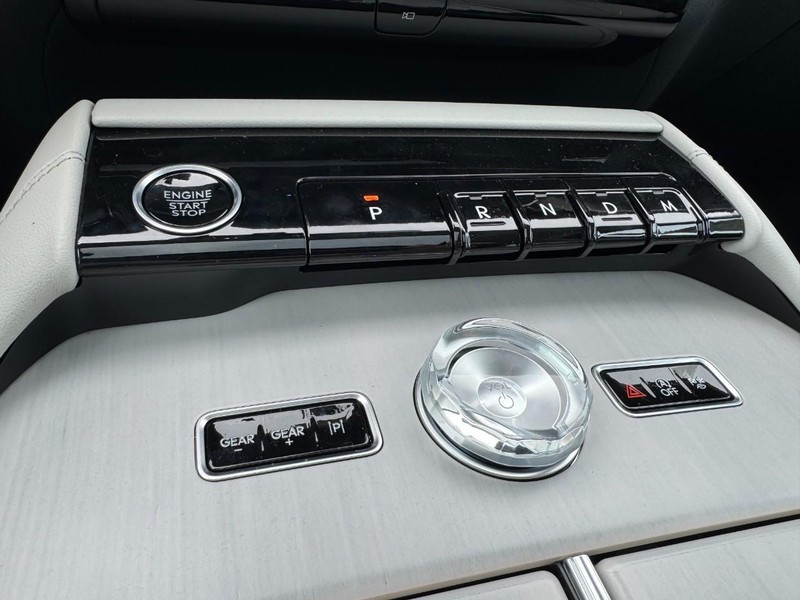 Lincoln Navigator L Vehicle Full-screen Gallery Image 17