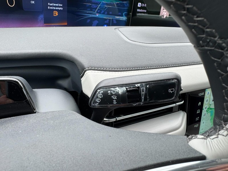 Lincoln Navigator L Vehicle Full-screen Gallery Image 21