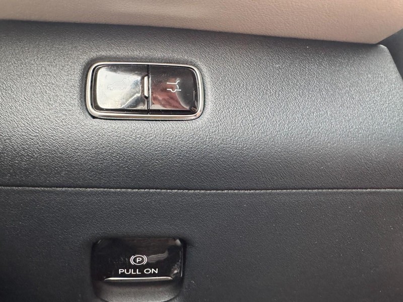 Lincoln Navigator L Vehicle Full-screen Gallery Image 22