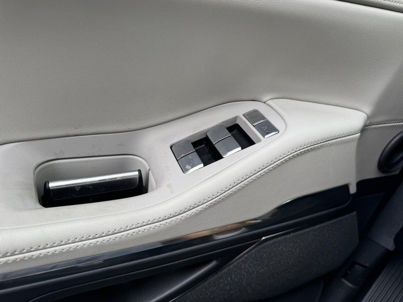 Lincoln Navigator L Vehicle Full-screen Gallery Image 25