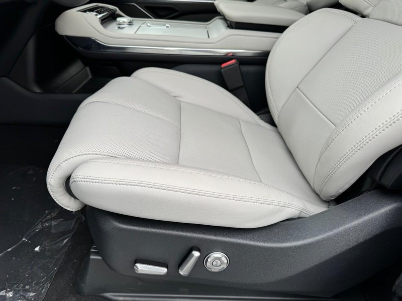 Lincoln Navigator L Vehicle Full-screen Gallery Image 26