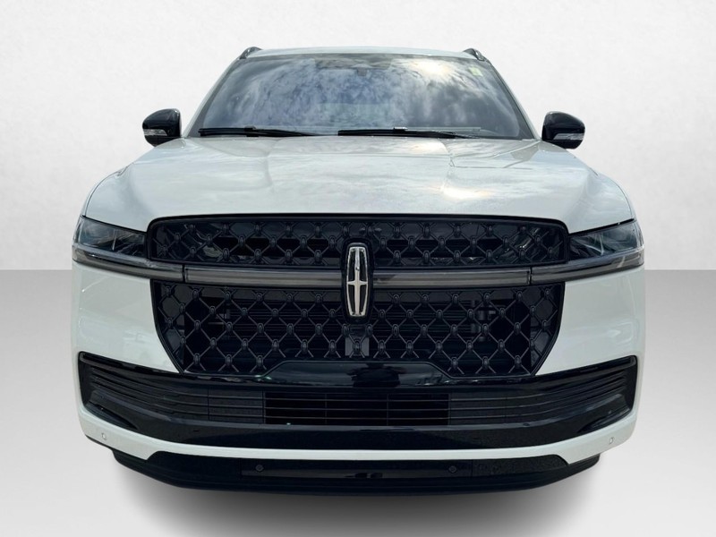 Lincoln Navigator L Vehicle Full-screen Gallery Image 02