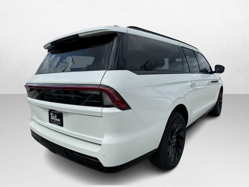 Lincoln Navigator L Vehicle Full-screen Gallery Image 05