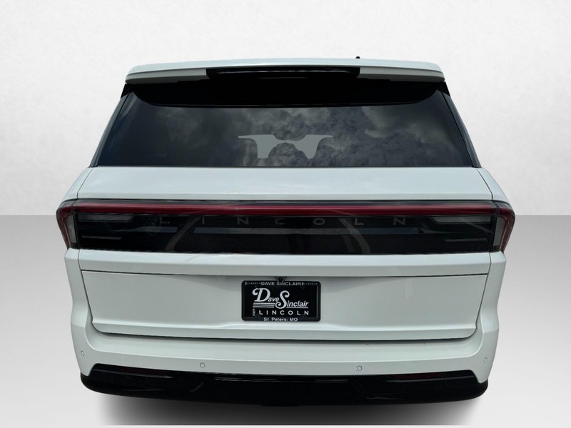Lincoln Navigator L Vehicle Full-screen Gallery Image 06