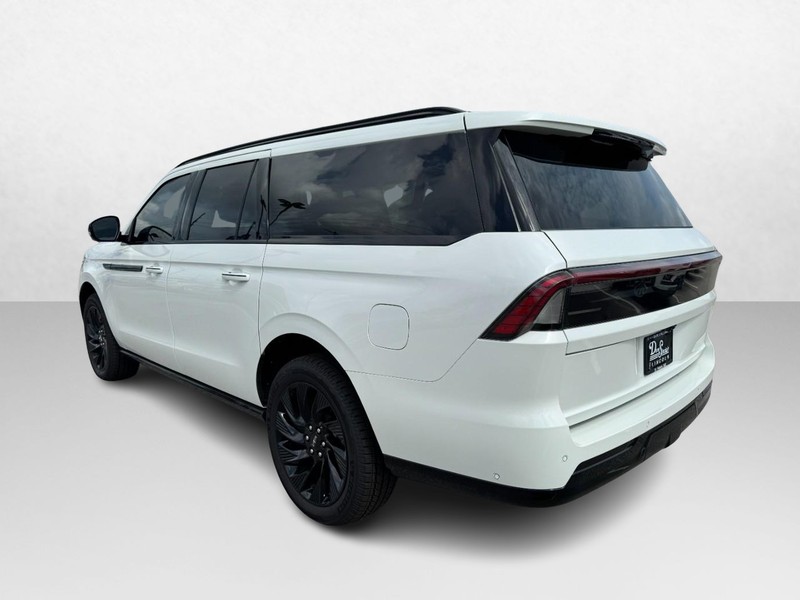 Lincoln Navigator L Vehicle Full-screen Gallery Image 07