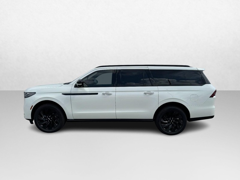 Lincoln Navigator L Vehicle Full-screen Gallery Image 08