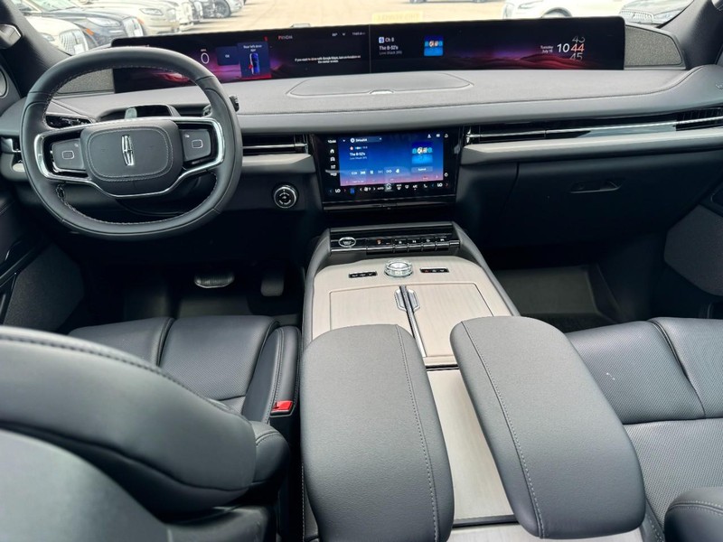 Lincoln Navigator L Vehicle Full-screen Gallery Image 09