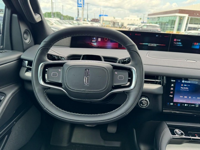 Lincoln Navigator L Vehicle Full-screen Gallery Image 10