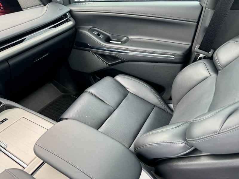 Lincoln Navigator L Vehicle Full-screen Gallery Image 11