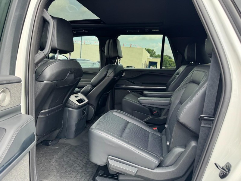 Lincoln Navigator L Vehicle Full-screen Gallery Image 12