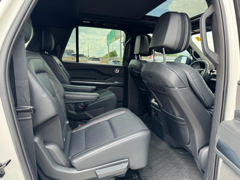 Lincoln Navigator L Vehicle Full-screen Gallery Image 13