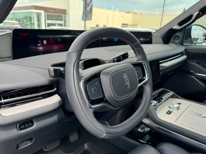Lincoln Navigator L Vehicle Full-screen Gallery Image 15