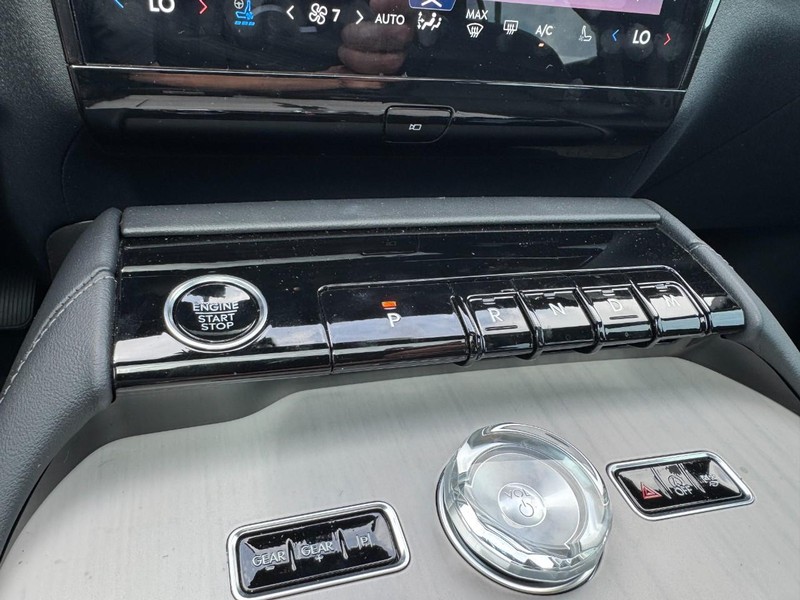 Lincoln Navigator L Vehicle Full-screen Gallery Image 17