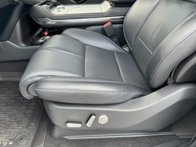 Lincoln Navigator L Vehicle Full-screen Gallery Image 26