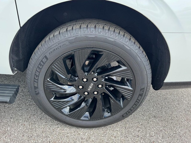 Lincoln Navigator L Vehicle Full-screen Gallery Image 27