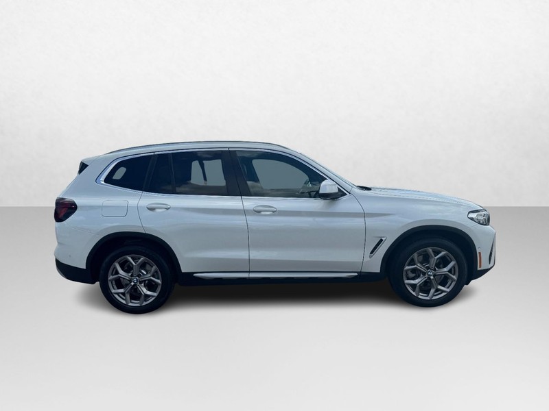 BMW X3 Vehicle Full-screen Gallery Image 04