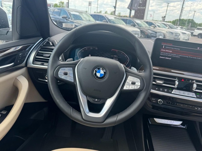 BMW X3 Vehicle Full-screen Gallery Image 10