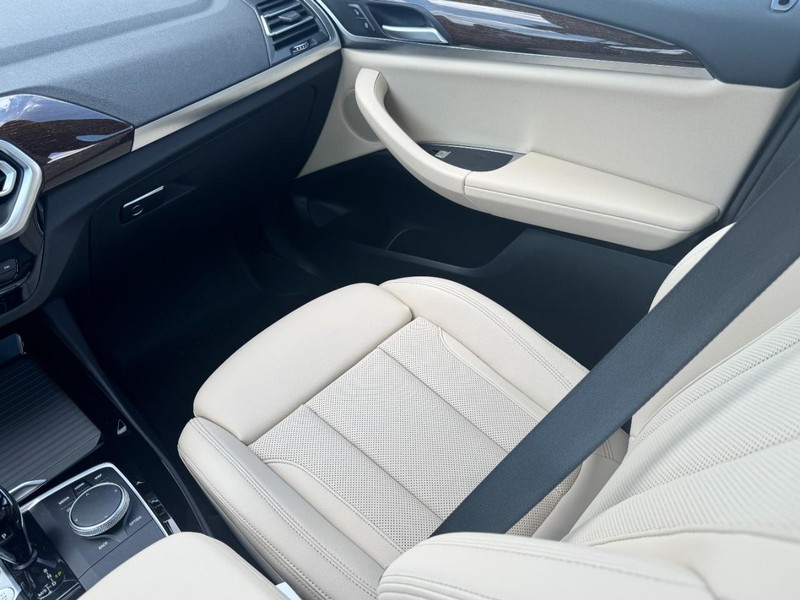 BMW X3 Vehicle Full-screen Gallery Image 11