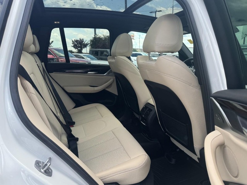 BMW X3 Vehicle Full-screen Gallery Image 12