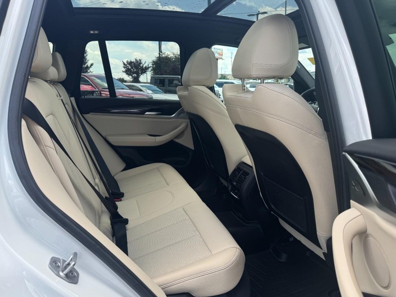 BMW X3 Vehicle Full-screen Gallery Image 13