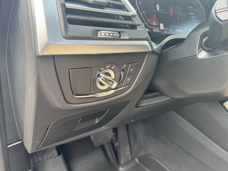 BMW X3 Vehicle Full-screen Gallery Image 14