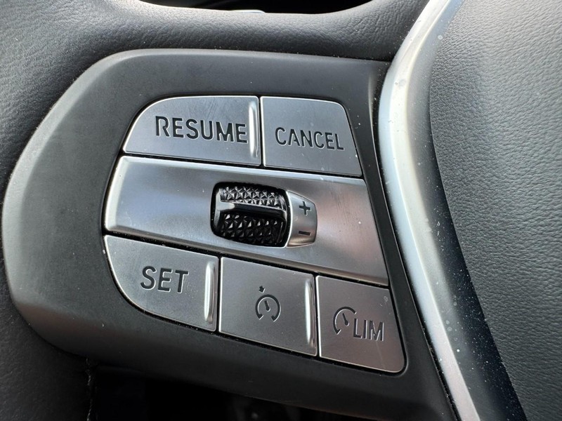 BMW X3 Vehicle Full-screen Gallery Image 18