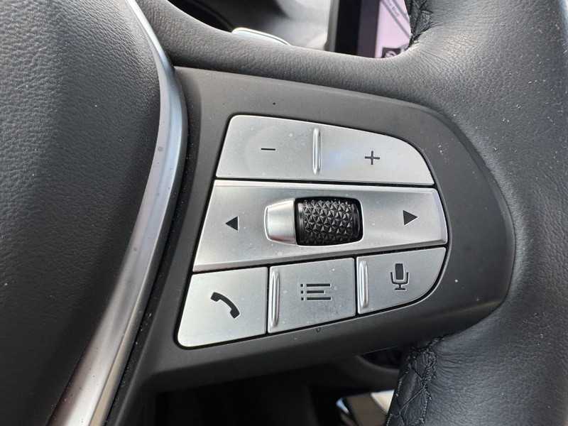 BMW X3 Vehicle Full-screen Gallery Image 19