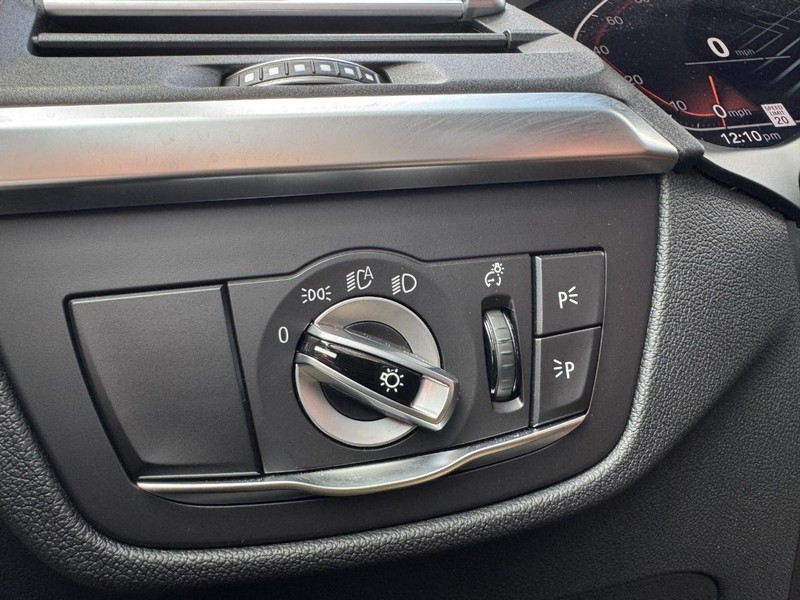 BMW X3 Vehicle Full-screen Gallery Image 22