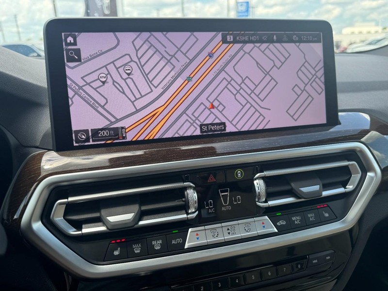 BMW X3 Vehicle Full-screen Gallery Image 23