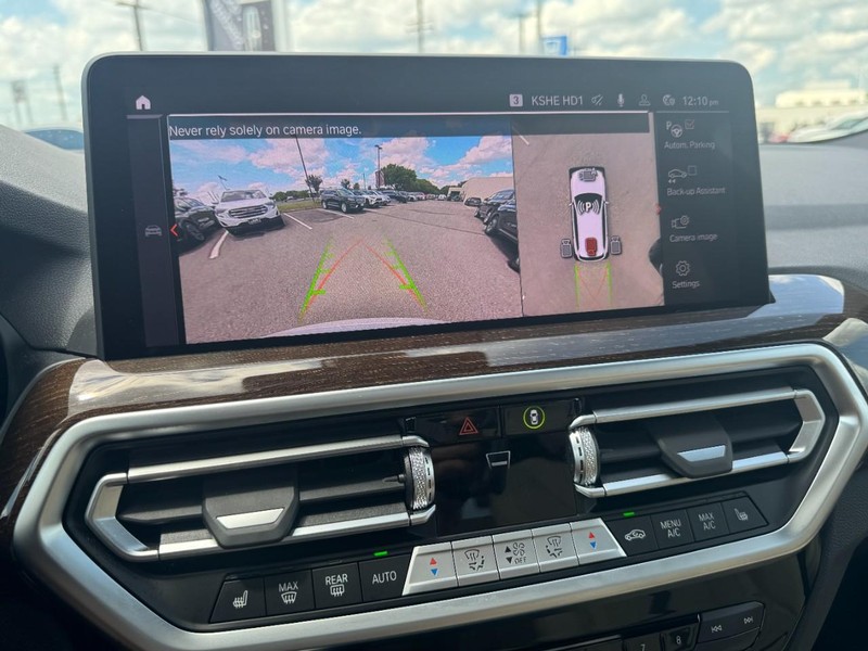 BMW X3 Vehicle Full-screen Gallery Image 24