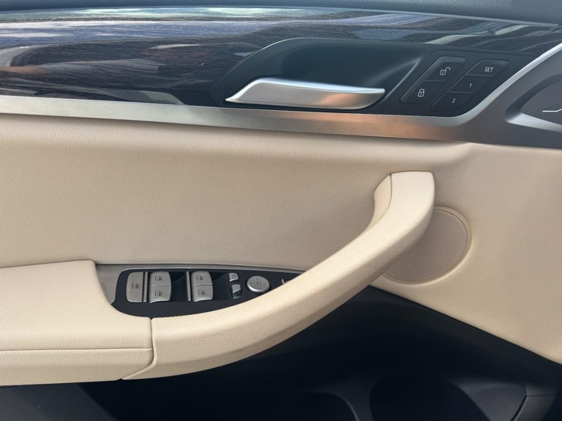 BMW X3 Vehicle Full-screen Gallery Image 25
