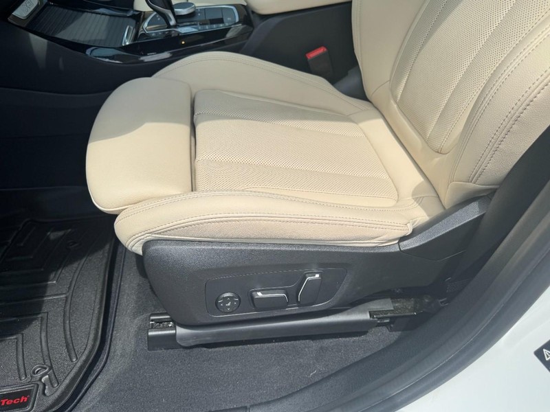 BMW X3 Vehicle Full-screen Gallery Image 26
