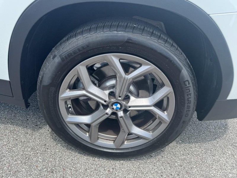 BMW X3 Vehicle Full-screen Gallery Image 27