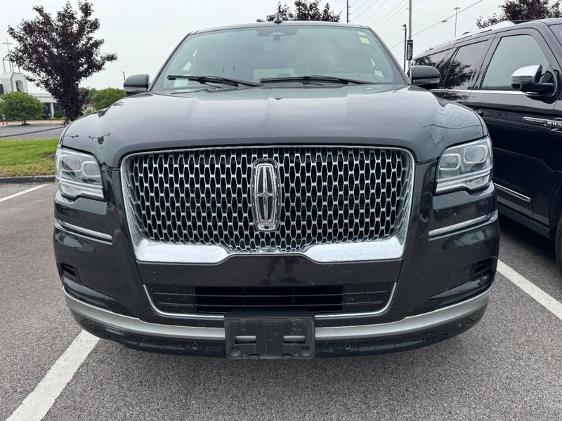 Lincoln Navigator L Vehicle Full-screen Gallery Image 02
