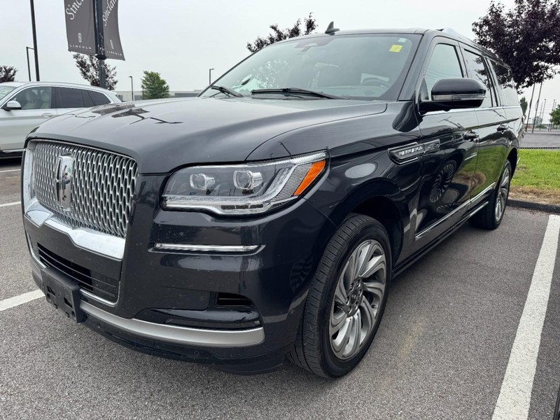 Lincoln Navigator L Vehicle Full-screen Gallery Image 03