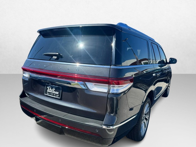 Lincoln Navigator L Vehicle Full-screen Gallery Image 05
