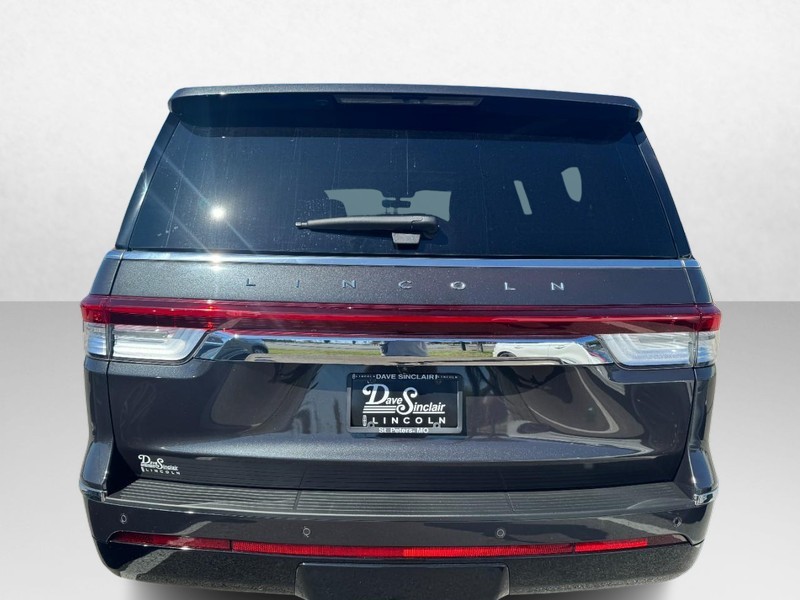 Lincoln Navigator L Vehicle Full-screen Gallery Image 06