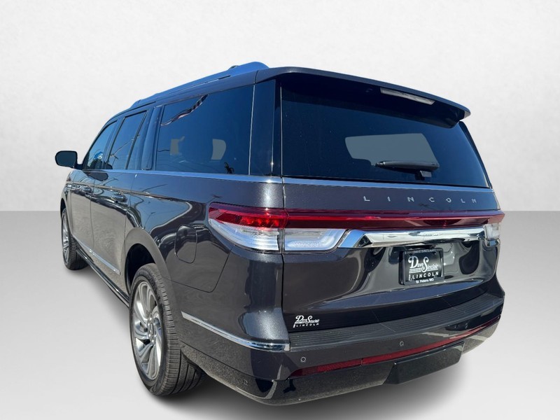 Lincoln Navigator L Vehicle Full-screen Gallery Image 07