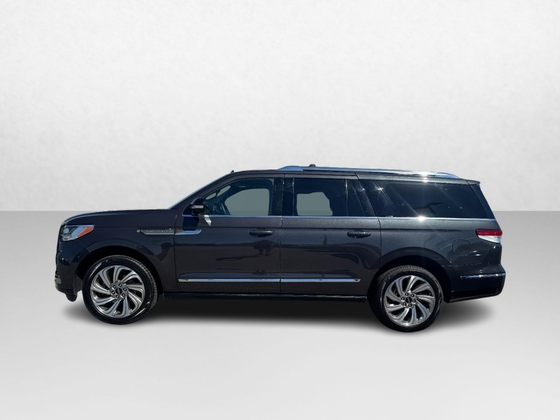 Lincoln Navigator L Vehicle Full-screen Gallery Image 08