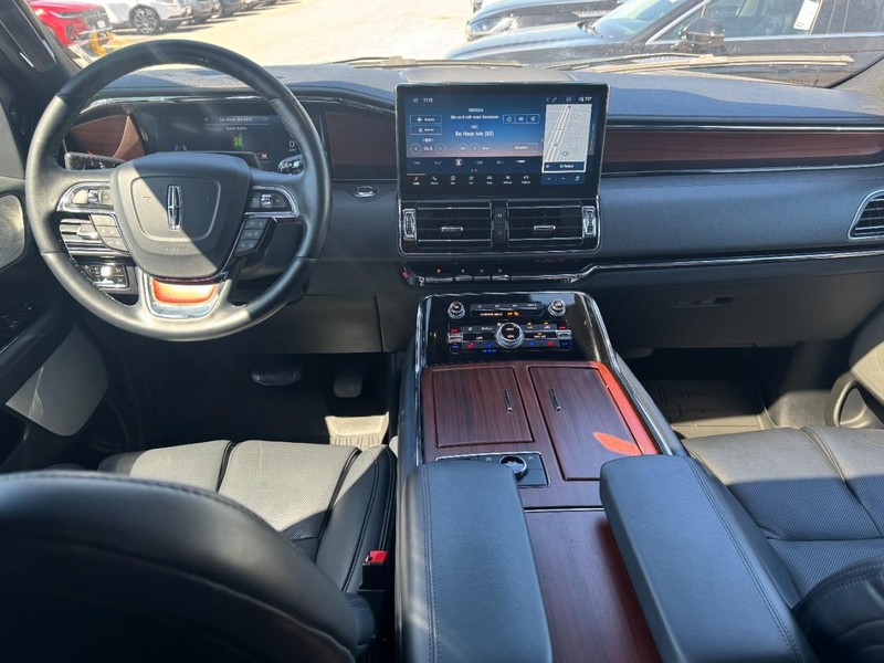 Lincoln Navigator L Vehicle Full-screen Gallery Image 09