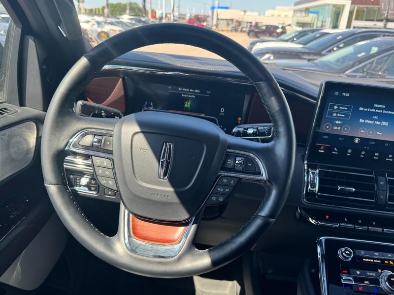 Lincoln Navigator L Vehicle Full-screen Gallery Image 10