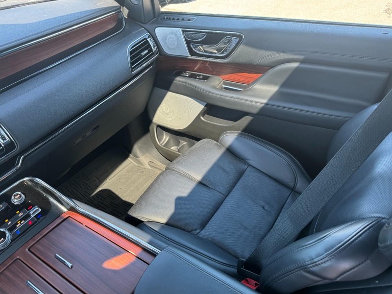 Lincoln Navigator L Vehicle Full-screen Gallery Image 11