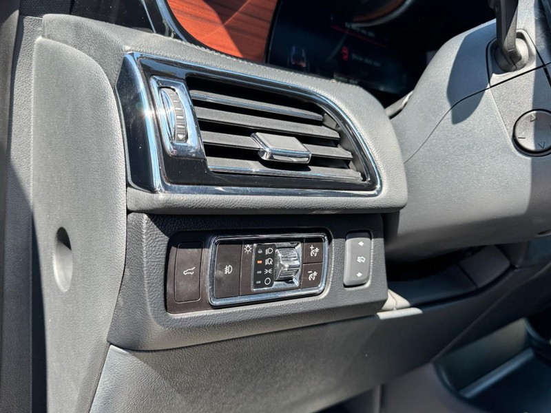 Lincoln Navigator L Vehicle Full-screen Gallery Image 14