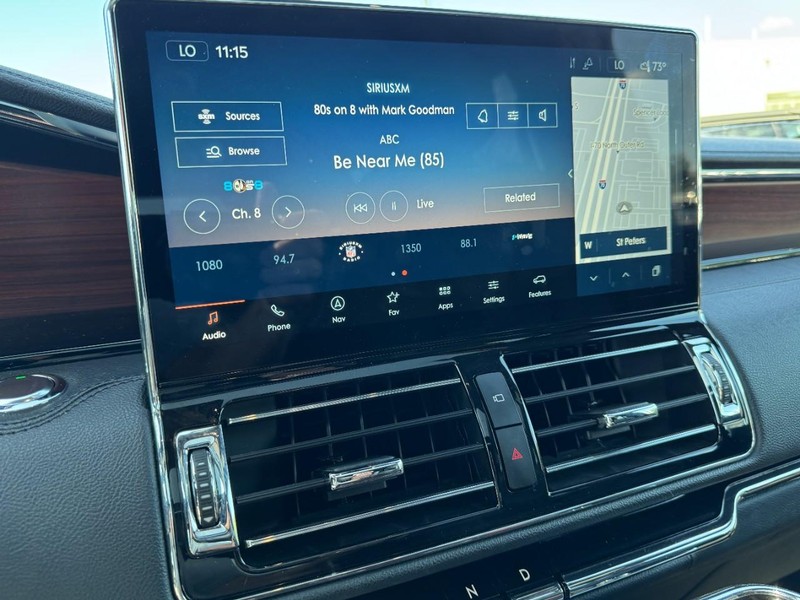 Lincoln Navigator L Vehicle Full-screen Gallery Image 16